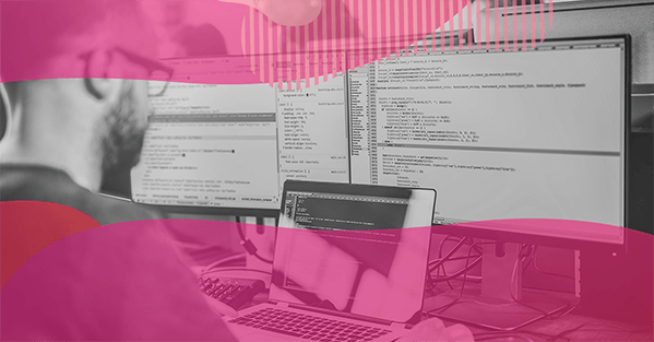 Profissional analisando códigos e dados em três telas com ferramentas técnicas para otimização de sites, em ambiente de trabalho com múltiplos monitores.