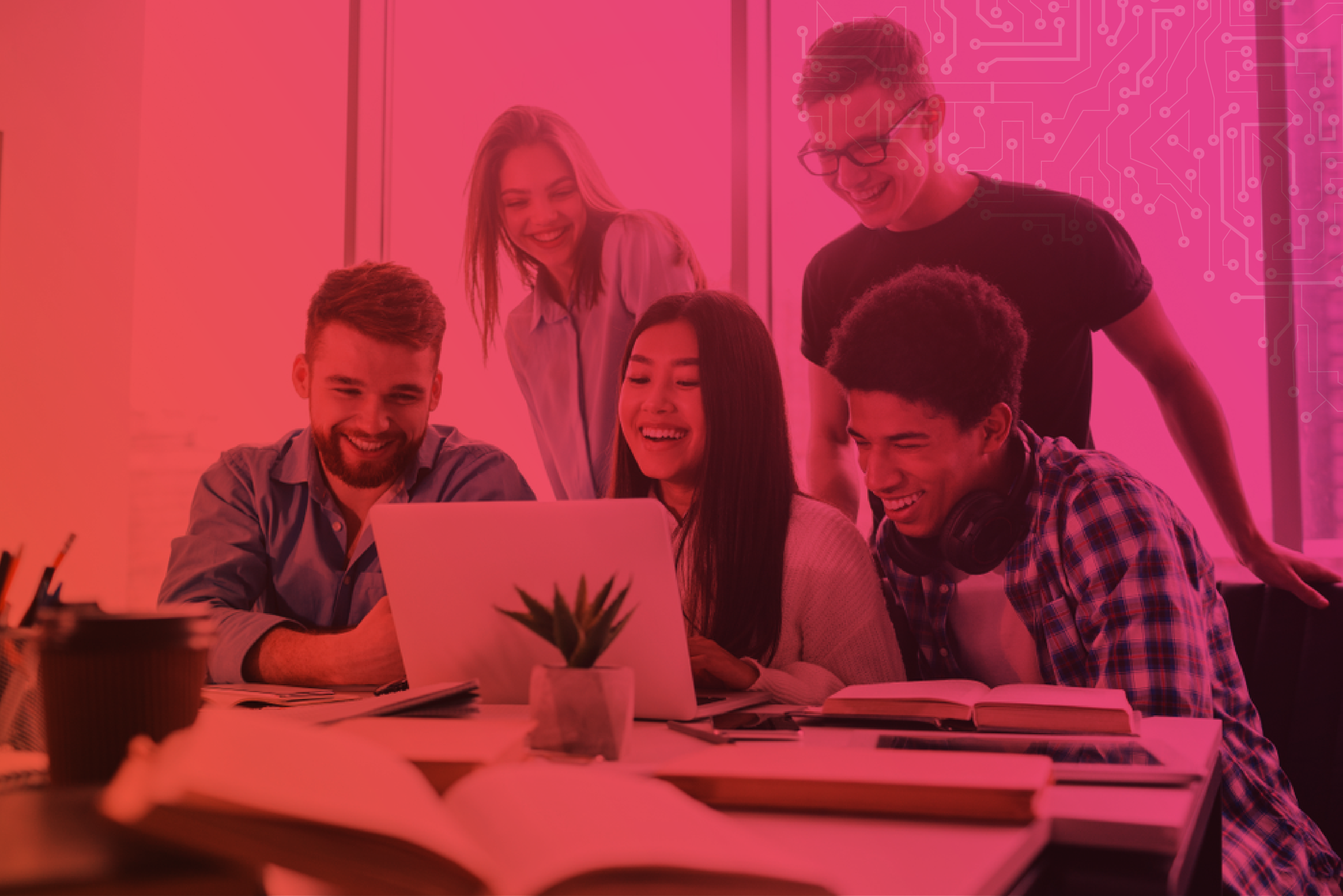 Jovens sorrindo e reunidos ao redor de um notebook, representando o engajamento e a integração entre alunos — fatores essenciais para a retenção nas instituições de ensino.