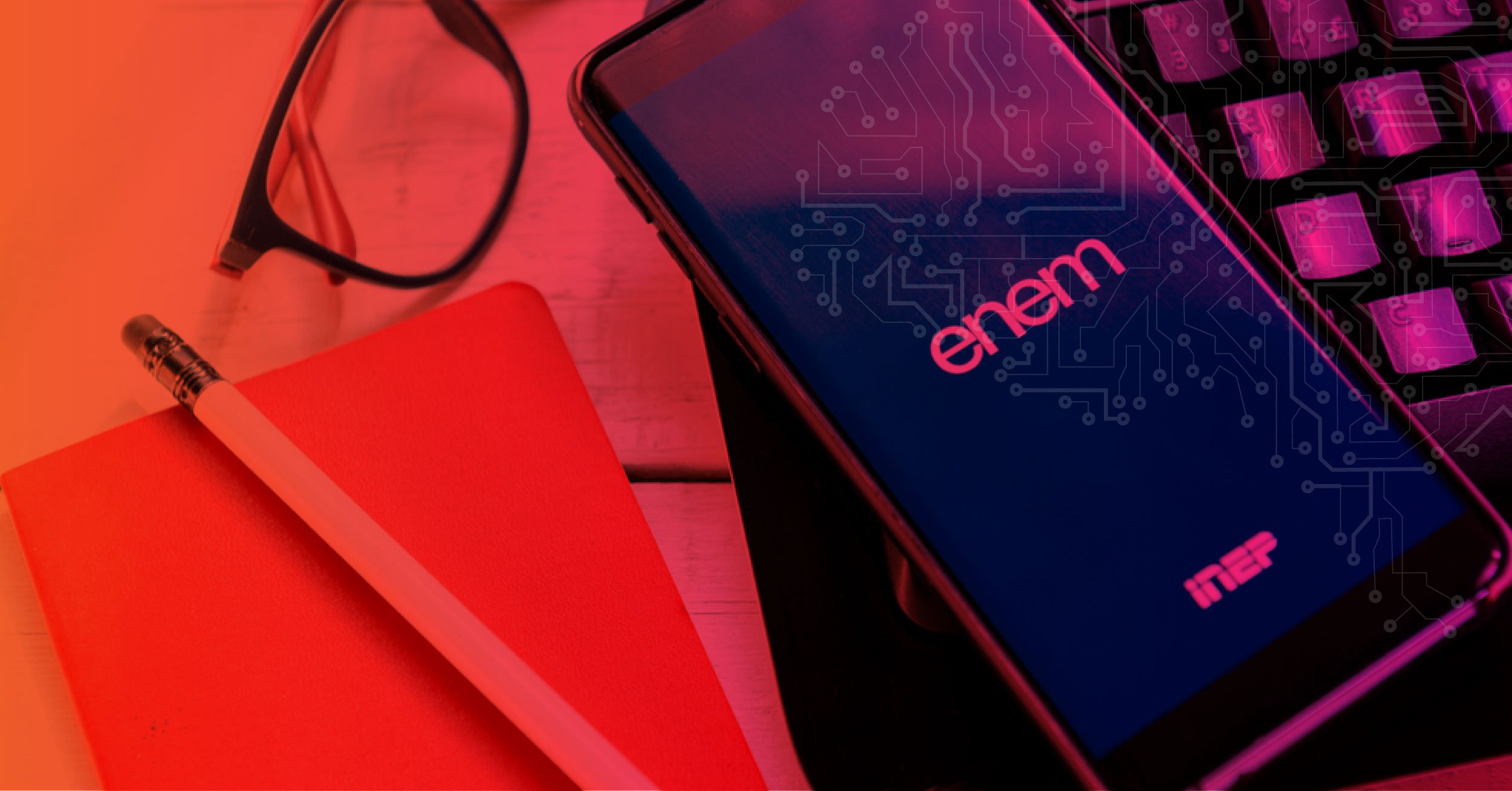 Celular aberto com o app do Enem, sobre teclado de computador