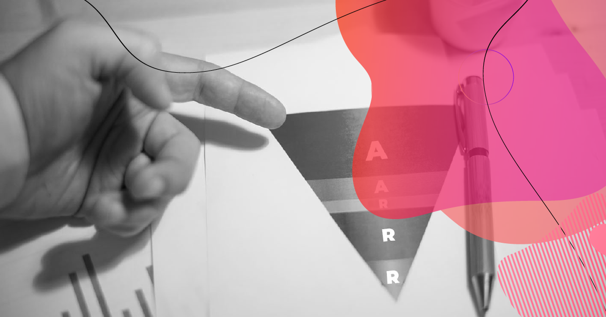 Imagem de uma mão apontando para um funil invertido com as letras AARRR, representando as métricas piratas aplicadas em estratégias de marketing digital.