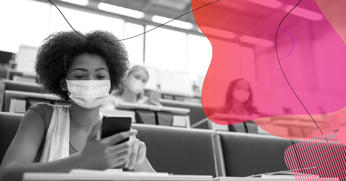 The image depicts a student in a classroom using a cell phone, symbolizing the importance of technology and digital strategies in student recruitment. It represents the adaptation of educational institutions to new communication and engagement demands with students.