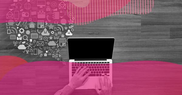 Mãos digitando em um notebook sobre uma mesa de madeira com vários ícones digitais ao redor, ilustrando estratégias de mobile marketing em dispositivos móveis.