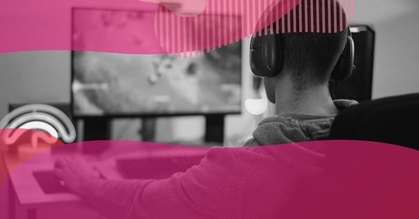 Pessoa usando headset jogando no computador, imagem representando o mercado gamer e o crescimento dos jogos online.