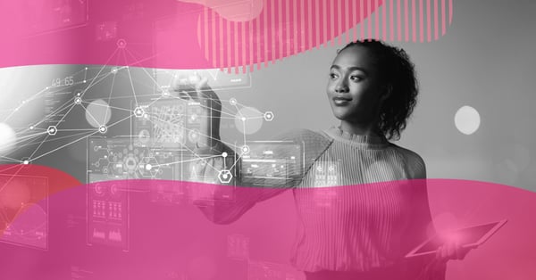 Pessoa interagindo com painéis digitais e conexões de dados, representando Big Data e análise de informações para decisões de marketing.