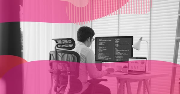 Profissional trabalhando no computador com telas exibindo código e painéis de dados, ilustrando data analysis para estratégias de marketing e captação de leads.