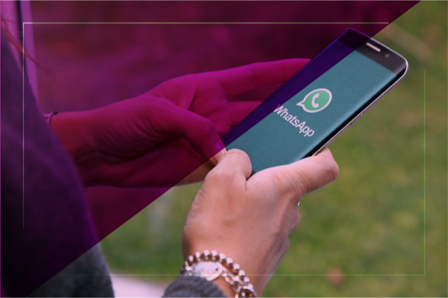 Pessoa segurando um smartphone com a tela aberta no aplicativo WhatsApp, representando o uso da ferramenta para estratégias de marketing em educação a distância.