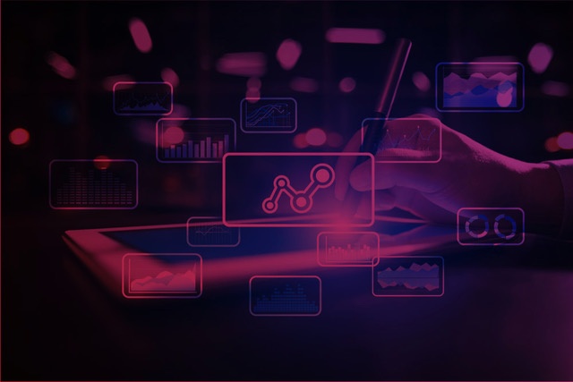 Hand using a digital pen on a tablet with floating graphics, representing growth hacking and web analytics strategies applied to education.