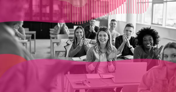 Estudantes em sala de aula aplaudindo e sorrindo, representando satisfação e retenção de alunos na instituição de ensino.