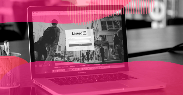 Tela de login do LinkedIn exibida em um notebook, ilustrando a criação e gestão de perfil de empresa no LinkedIn.