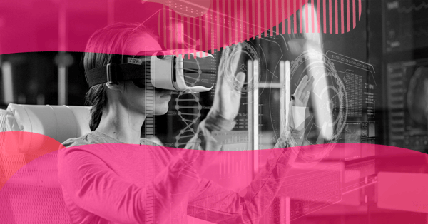 Pessoa usando headset de realidade virtual e interagindo com interface digital futurista, representando o Metaverso.
