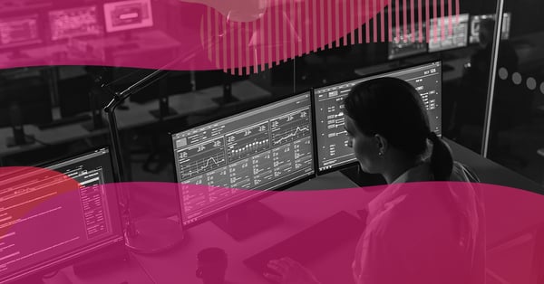 Profissional analisando dashboards e relatórios em múltiplos monitores para captação de clientes na internet usando análise de dados.