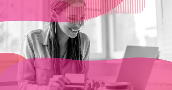 Mulher sorrindo usando notebook e segurando um cartão, representando conversão e estratégia de funil de vendas.