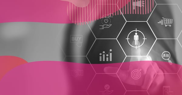 Mão tocando uma interface digital com ícones de CRM, marketing, vendas e atendimento, ilustrando o uso da HubSpot para retenção de clientes.