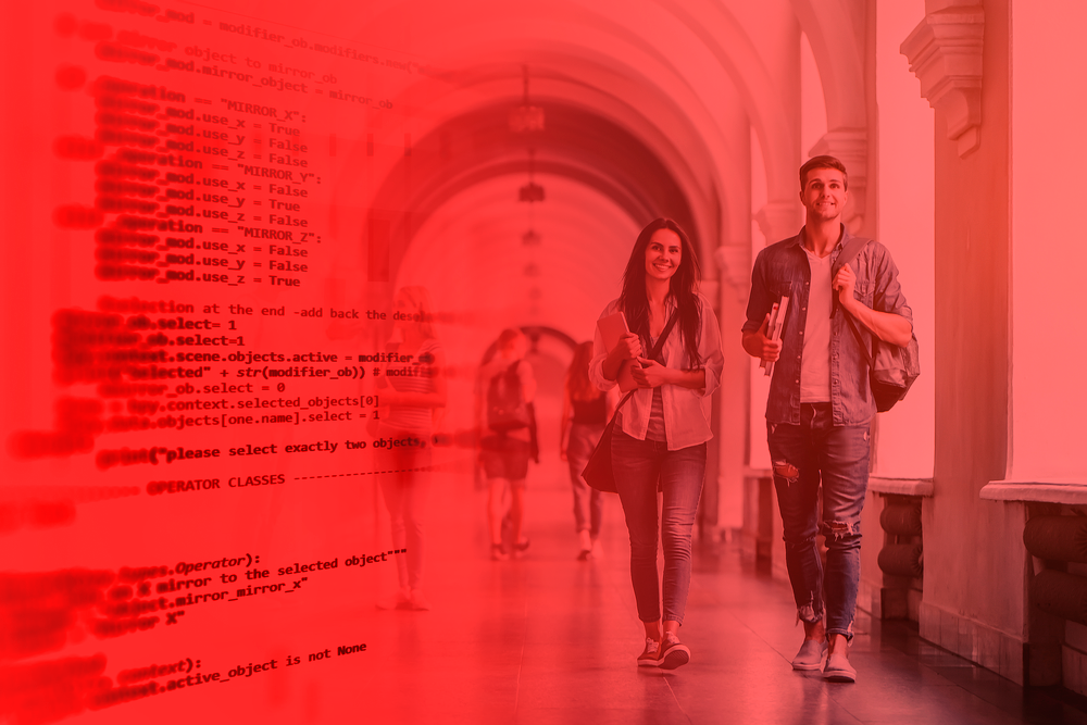 Dois estudantes caminhando por um corredor universitário, sobreposto por códigos de programação, representando a integração entre tecnologia e estratégias de retenção acadêmica.