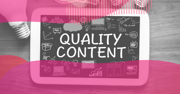 Tablet sobre uma mesa com a frase “Quality Content” e ícones de marketing ao redor, representando conteúdo de qualidade para blog.