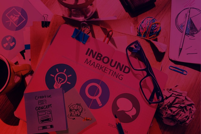 Table with inbound marketing materials, representing lead capture strategies in the education sector.