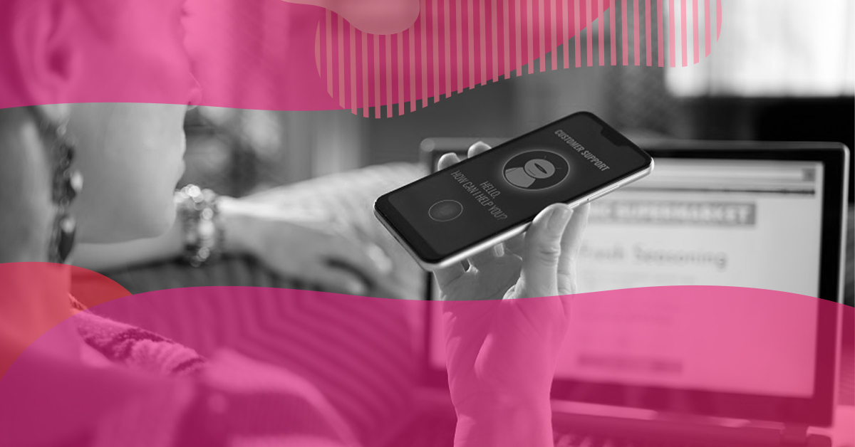 A person holding a cell phone with an active chatbot screen, symbolizing the use of artificial intelligence in digital customer service channels.