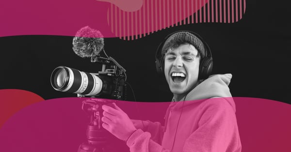 Jovem videomaker sorrindo enquanto grava com câmera profissional em tripé, microfone e fones de ouvido, representando a produção de conteúdo audiovisual para Inbound Marketing.