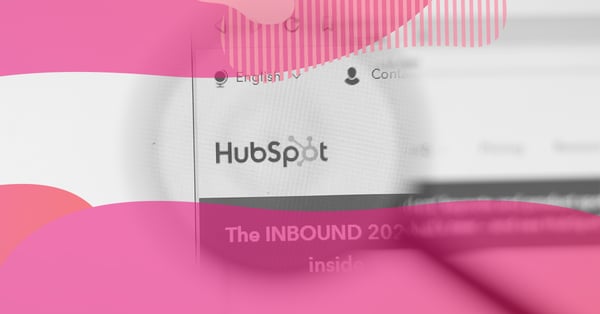 Imagem em tons de rosa mostrando a tela de um navegador com o logo da Hubspot, ilustrando o artigo “O que é Hubspot” e como funciona o CRM da plataforma.