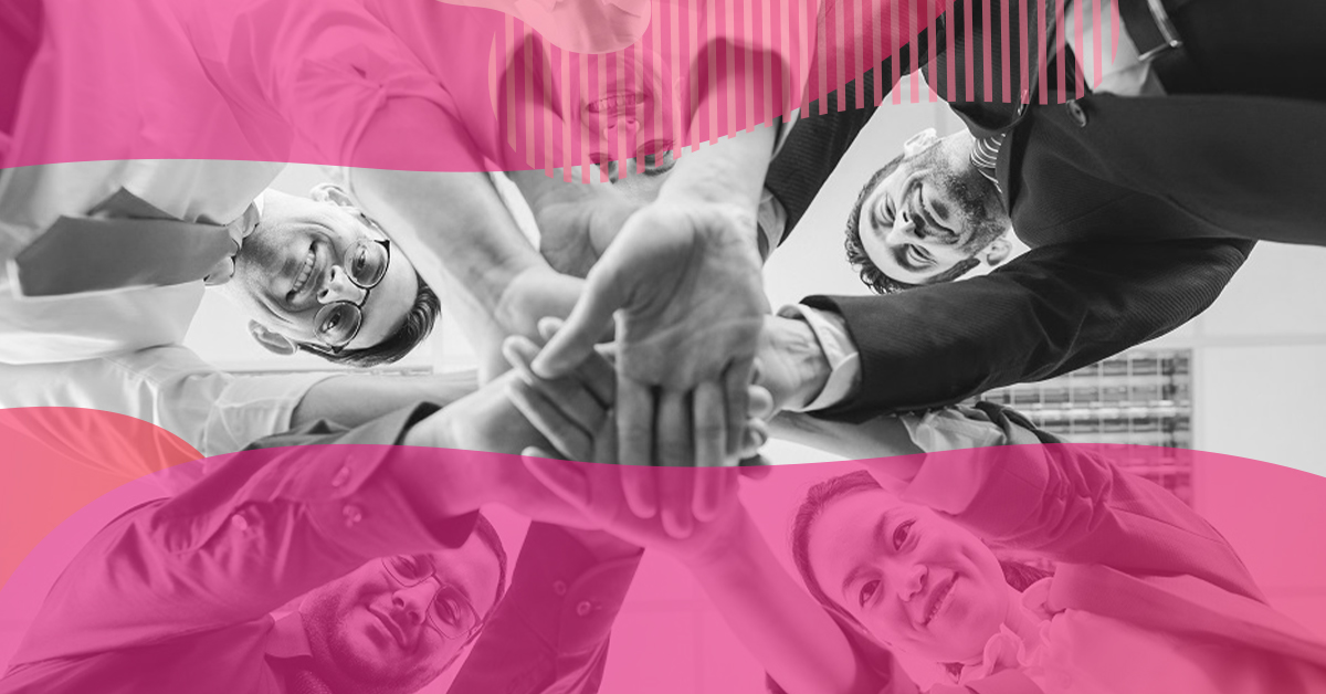 Profissionais com as mãos unidas em sinal de parceria e colaboração, representando o trabalho em equipe e a importância das reuniões de kick-off.