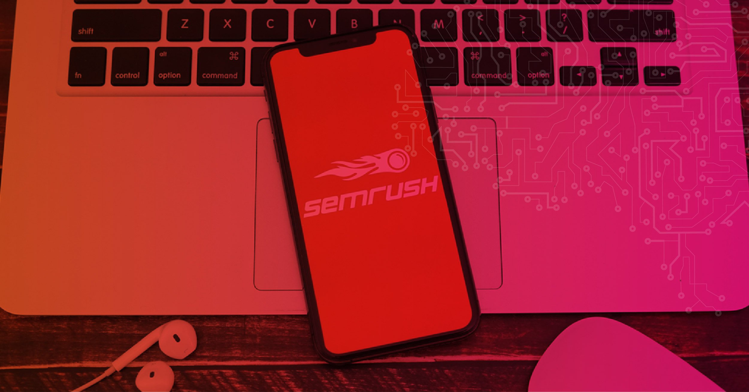 Celular com o app do SEMRush aberto: está é uma ferramenta fundamental para obter dados estratégicos de SEO