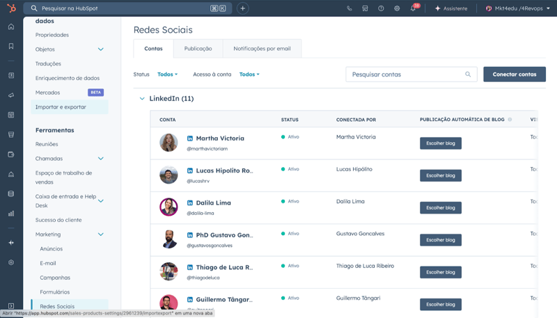 Screenshot do HubSpot na seção “Redes Sociais” (aba Contas), exibindo lista de contas do LinkedIn, status ativo e botão “Conectar contas”.
