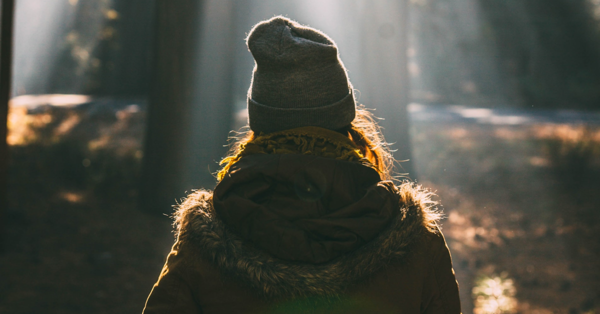 Pessoa de costas para a câmera e com um gorro