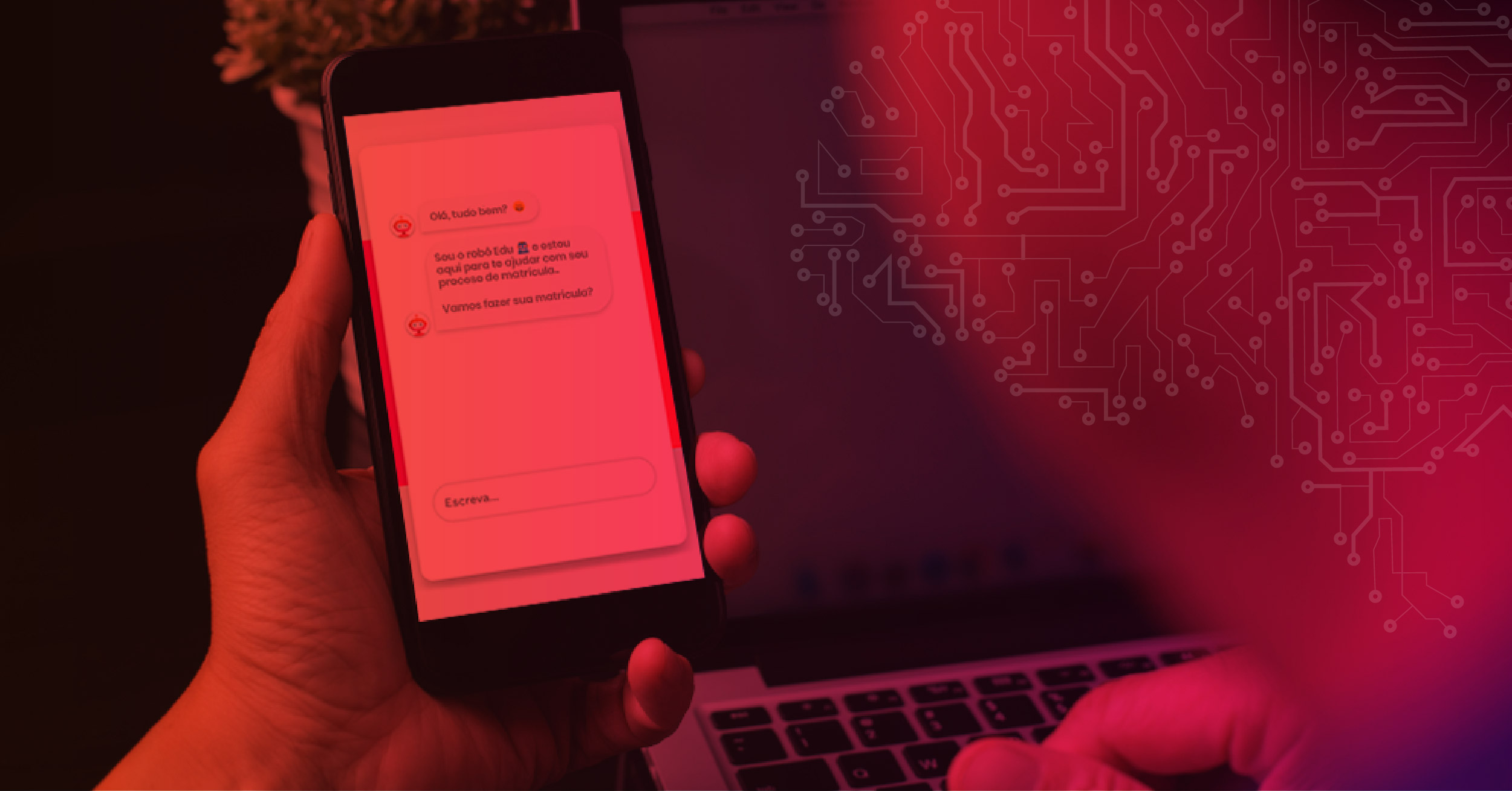 Pessoa segurando um celular e conversando com um chatbot. Com chatbots, você pode ter matrículas online para sua instituições de ensino.