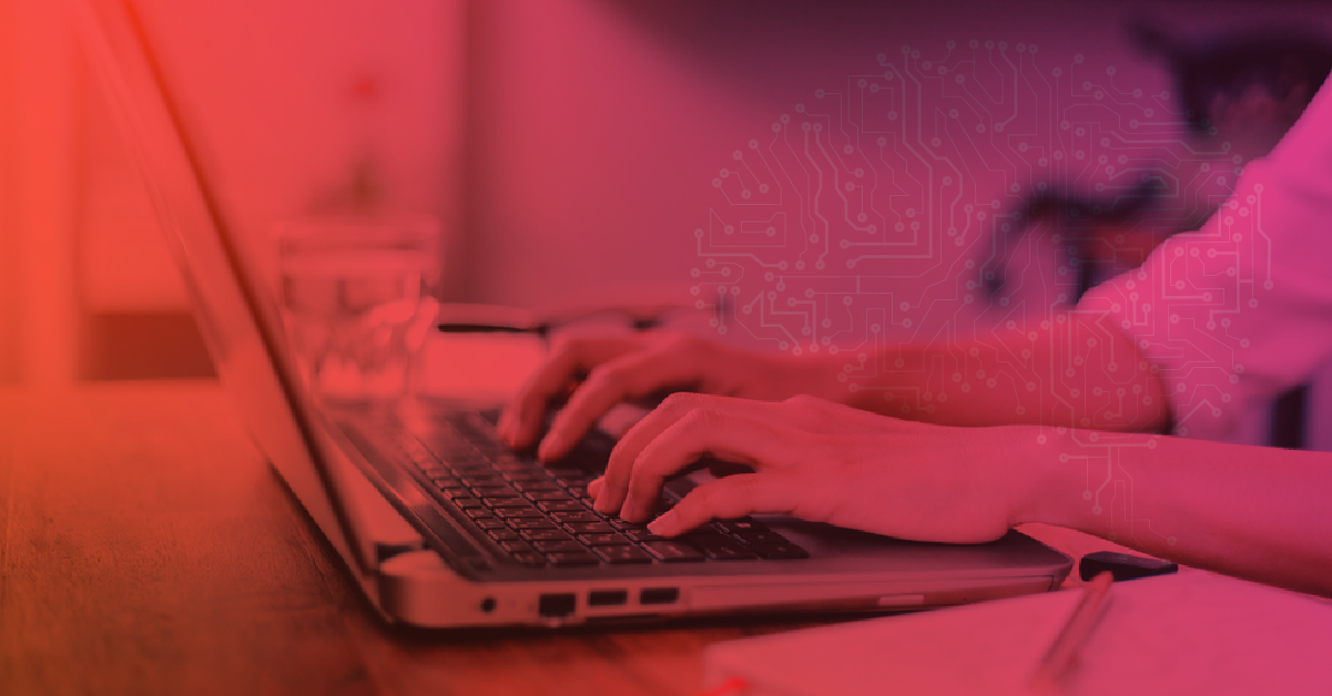 Profisional de Marketing utilizando laptop, com estratégias de de CRM
